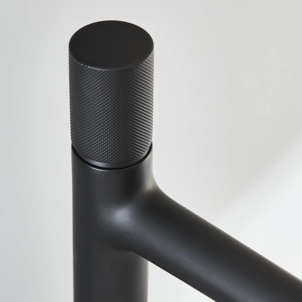 смеситель для раковины jacob delafon rivoli e24323-bl с донным клапаном, черный матовый